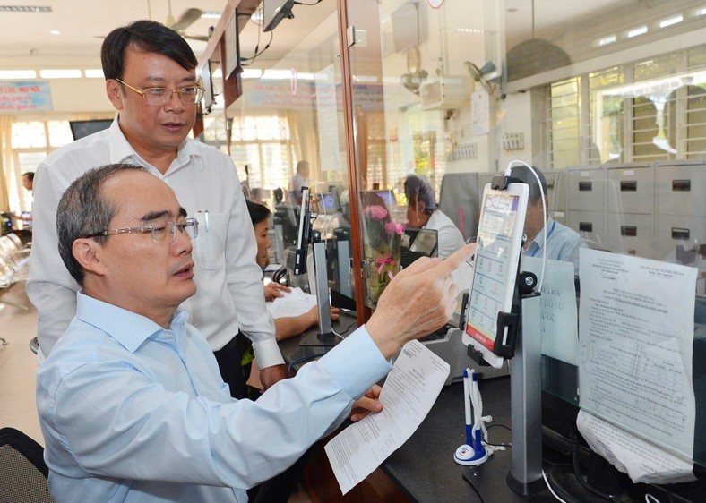 市委書記阮善仁考察平盛郡行政手續。（圖源：越勇）