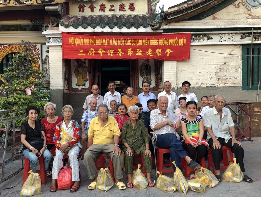 二府會館向高齡鄉親和長者贈送禮物。