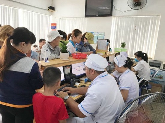 病人在鈴春全科診所診治病。