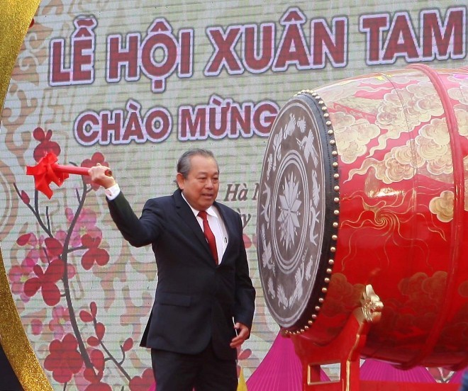 政府常務副總理張和平擊鼓開會。（圖源：越通社）