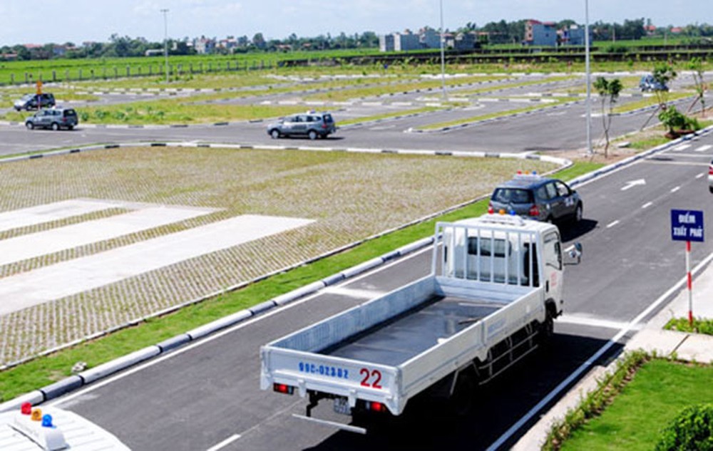 嚴格管理駕照考核工作。圖為某一汽車駕訓場地。