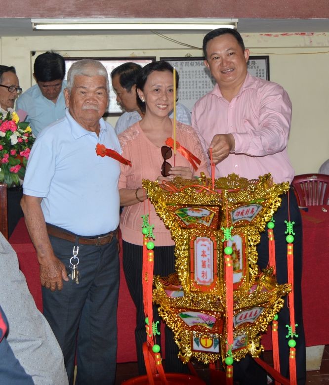 鍾家尊副理事長(右一)移 交一本萬利聖燈給福主四齊。