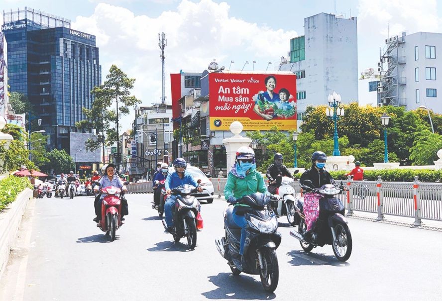 民眾在酷熱天氣外出需採取防曬措施。（圖源：互聯網）
