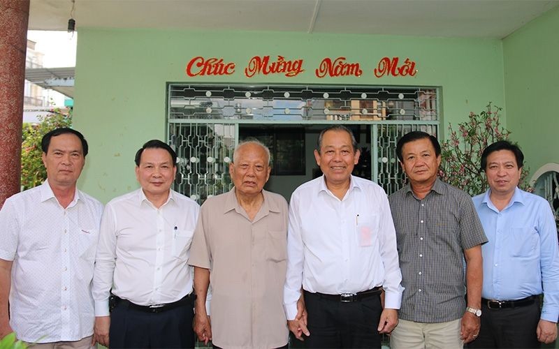 政府常務副總理張和（右三）親往芹苴市看望慰問原黨中央政治局委員、中央組織部原部長黎福壽（左三）。（圖源：國勇）