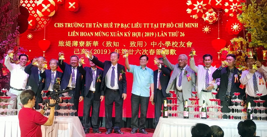 薄寮省政府代表和旅堤薄寮新華校友理事會向與會者祝賀新年。