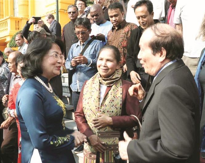 國家副主席鄧氏玉盛（前左）接見前來出席第四屆越南文學推介國際會議暨第三屆國際詩歌聯合會的代表團。（圖源：越通社）