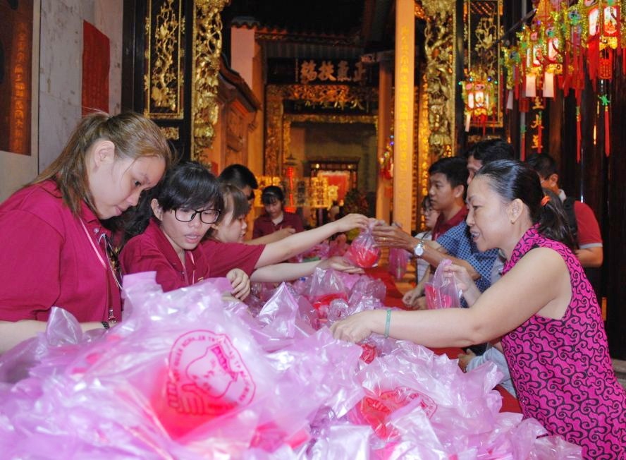 眾多善信到借富廟借富。