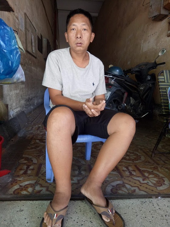 黃家富患病後雙腳浮腫。