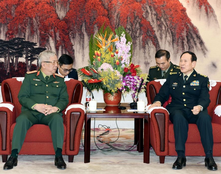 國防部副部長阮志詠上將(左)19日已禮節性拜訪中國中央軍委委員、國務委員、國防部部長魏鳳和上將。（圖源：越通社）