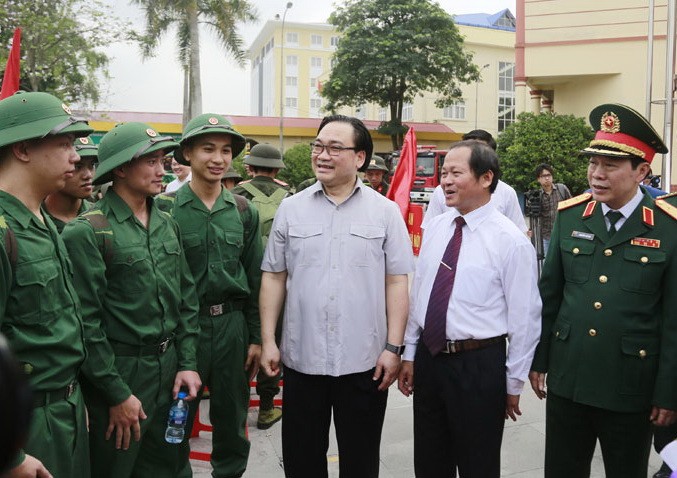 河內市委書記黃忠海勉勵新兵。（圖源：清海）