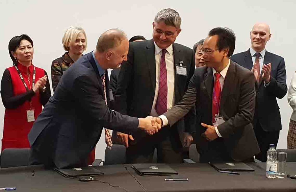 劍橋大學出版社經理Peter Philips(左)與河內理工大學校長黃明山握手祝賀這次的合作。