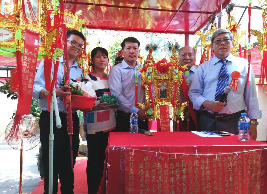 陳海先生(左三)以高價投得首盞聖燈。