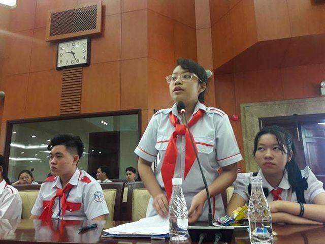 第六郡阮文良學校武玉水仙學生向市領導建議減輕老師們的壓力。（圖源：淮南）