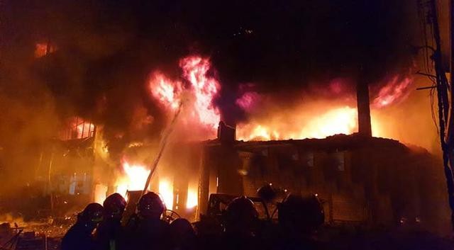 火警現場，火勢猛烈。（圖源：互聯網）