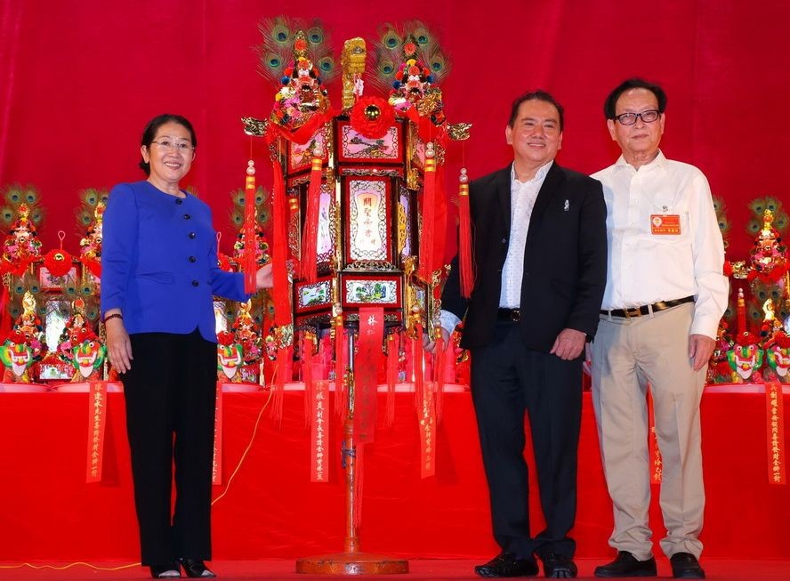 市委副書記武氏蓉向投得“關聖帝君財燈”的福主林松耀(右二)及萬盛發集團代表張豐裕(右一)移交財燈。