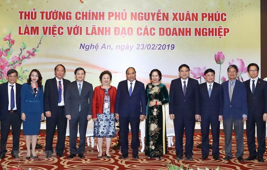 政府總理阮春福（中）同國內各大投資商會晤時合照。（圖源：越通社）