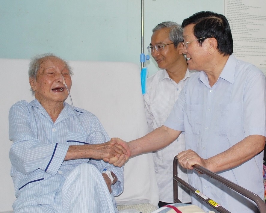 原國家主席張晉創(右)親切慰問蟻團老前輩。