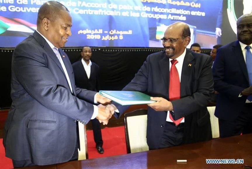 蘇丹總統巴希爾（右）任命穆罕默德·塔希爾·艾拉為聯邦政府總理。（圖源：新華社）