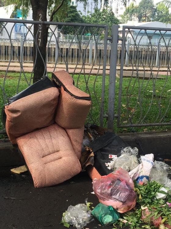 舊沙發被亂丟在富潤郡長沙街上。