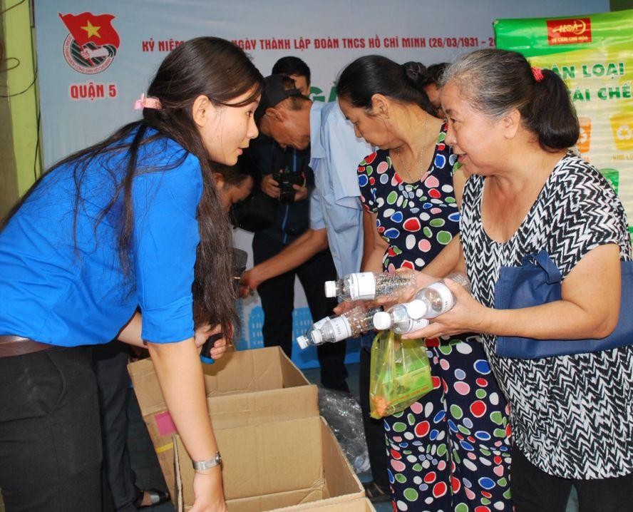 “資源垃圾分類”遊戲吸引民眾參加。