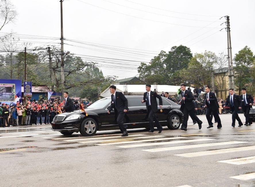 美朝兩位領導人已抵達越南 ảnh 4