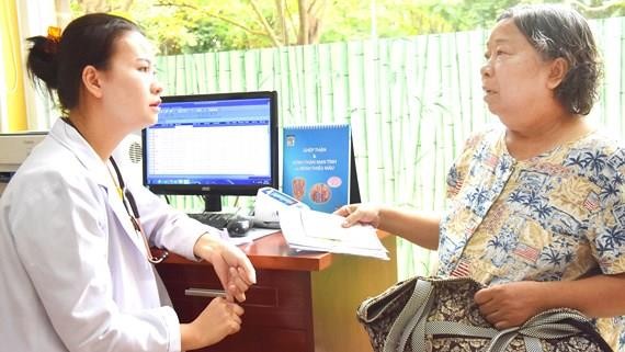 病患者經常得到徐醫生的悉心慰問、鼓勵以讓他們忘記病痛，安心治療。