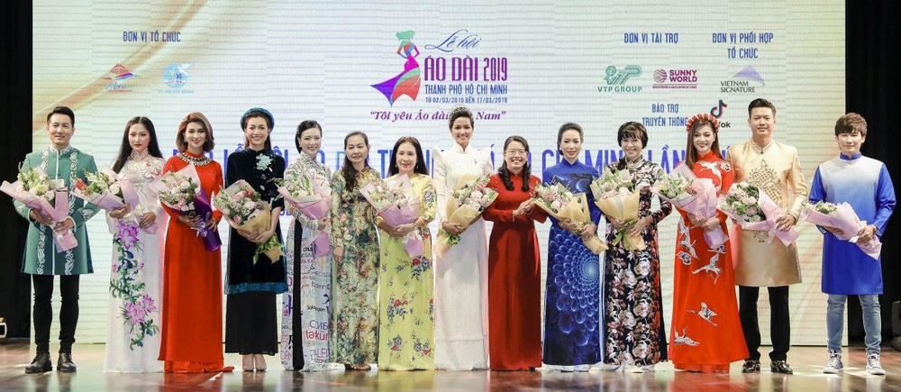 各長衫代言人獲 市旅遊廳和市婦聯會領導贈花。