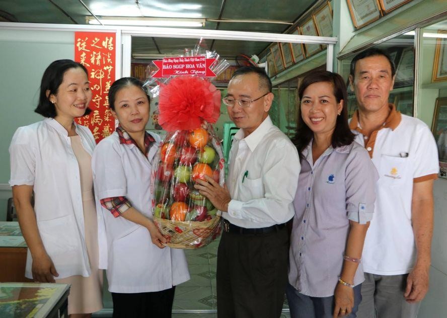 第六郡東醫會副主席林麗水(左二)接受本報的賀禮。