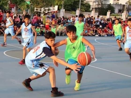 各小球員在場上比賽。