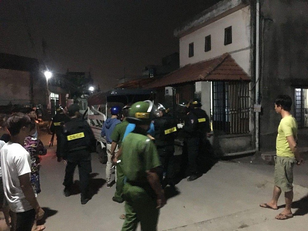 警方聞訊趕抵事發現場控制肇事者。（圖源：志石）