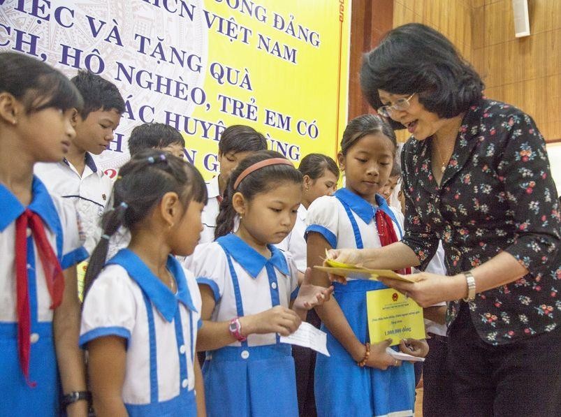 國家副主席鄧氏玉盛與工作團探望並向烏明上縣贈送250份助學金。（圖源：越通社）