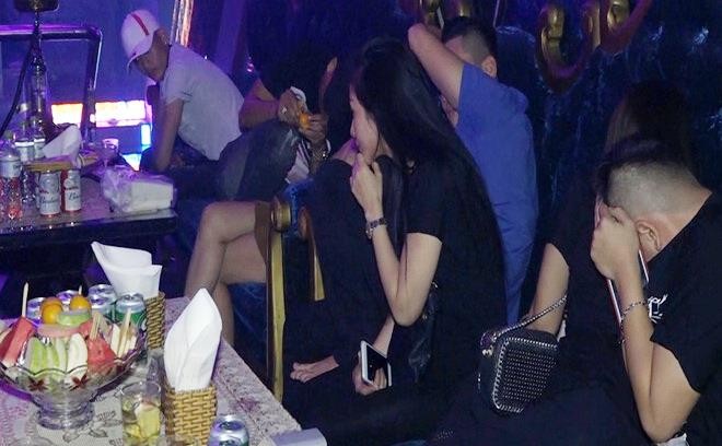 金甌省職能力量對天文Gossip酒吧進行突擊檢查時現場。（圖源：金甌報）