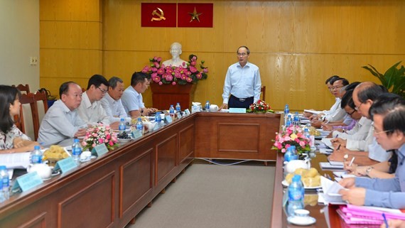 市委書記阮善仁與第十二郡郡委常務處舉行的會議現場。（圖源：越勇）