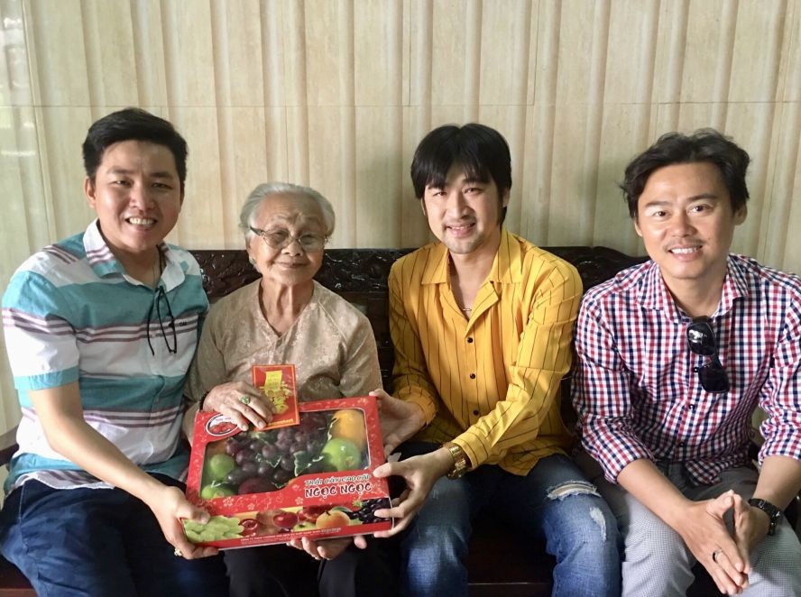 華青向顏氏喜大娘贈送禮物。