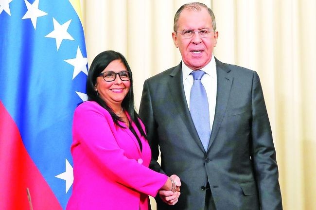 俄羅斯外長拉夫羅夫（右）會見到訪的委內瑞拉副總統羅德里格斯。（圖源：路透社）