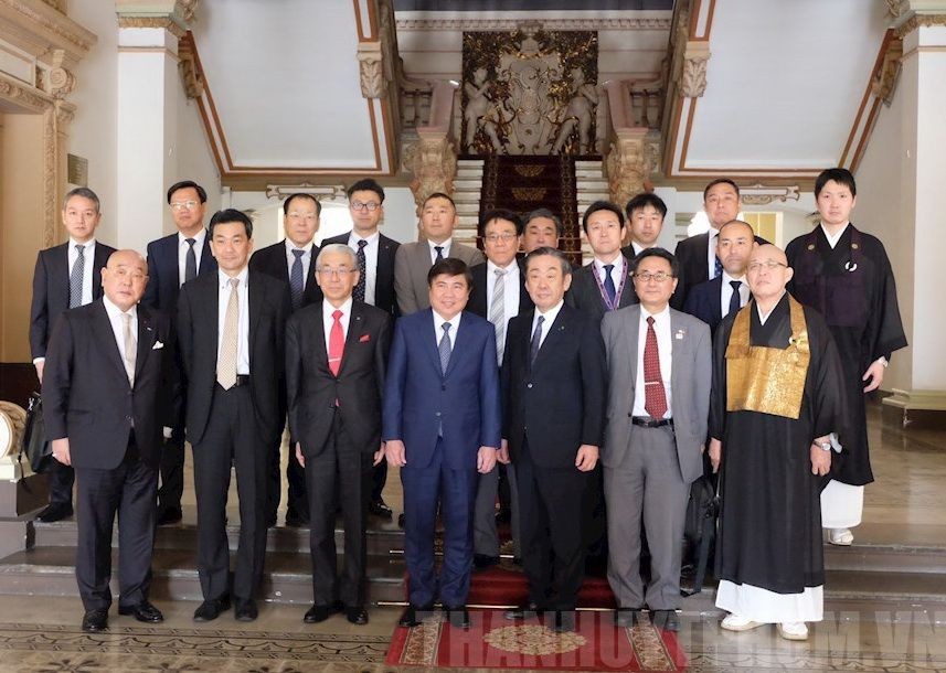 市人委會主席阮成鋒（前中）與日本企業代表團合照。（圖源：市黨部新聞網）