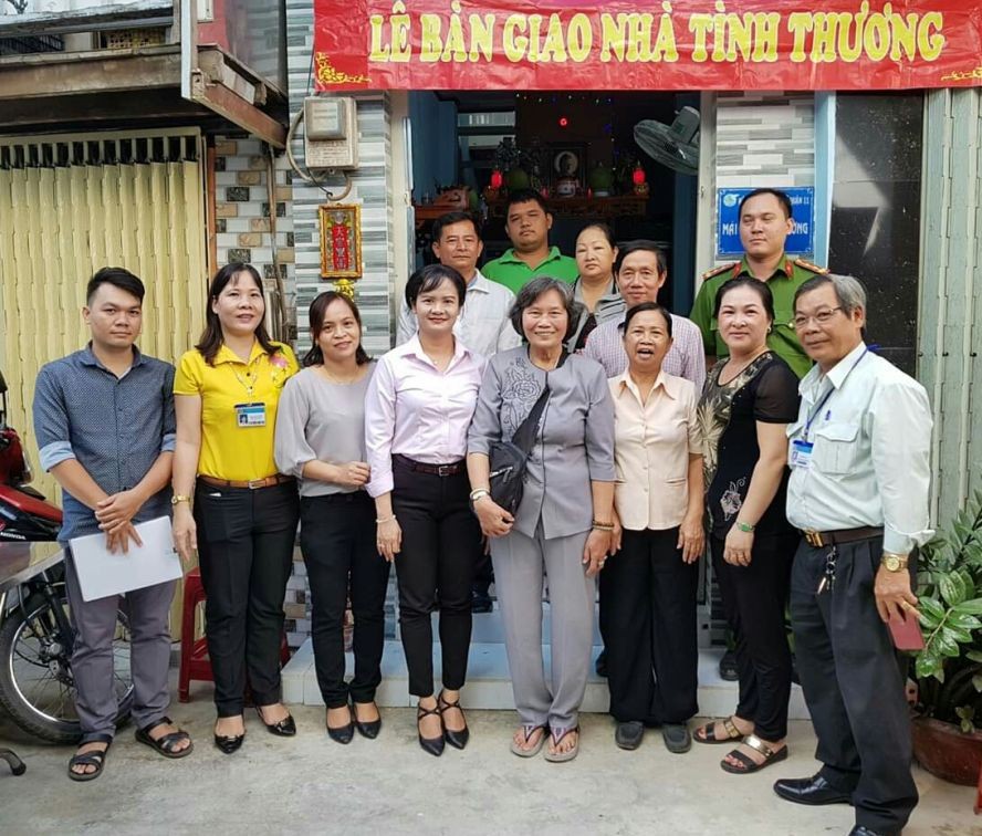 第十一郡婦聯會向當地貧困華人婦女贈送溫情屋。