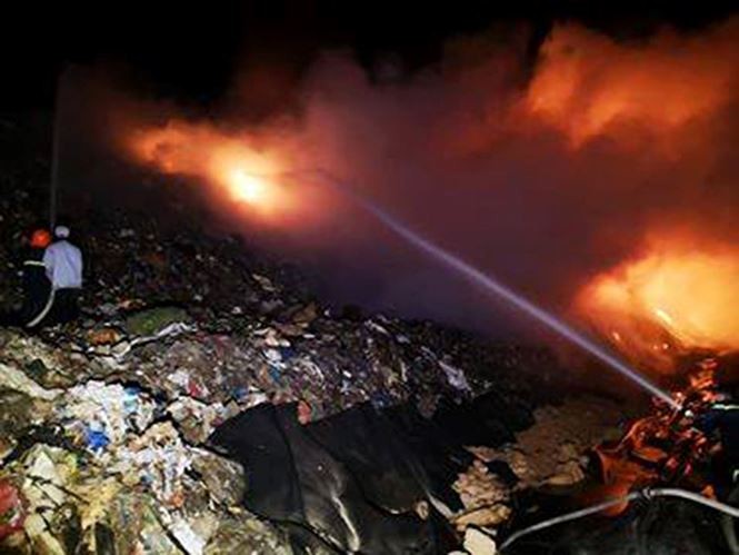 消防隊聞訊後趕抵現場奮勇滅火。（圖源：明康）