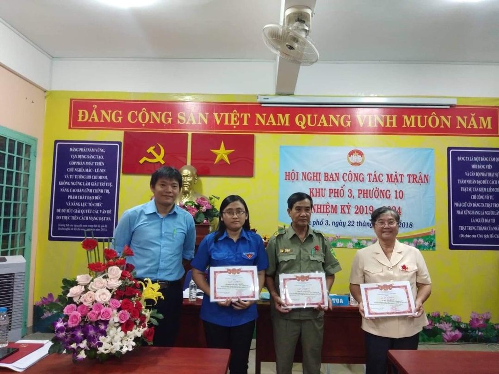 余氏嬌大娘（右一）多次獲得本市和地方表彰。