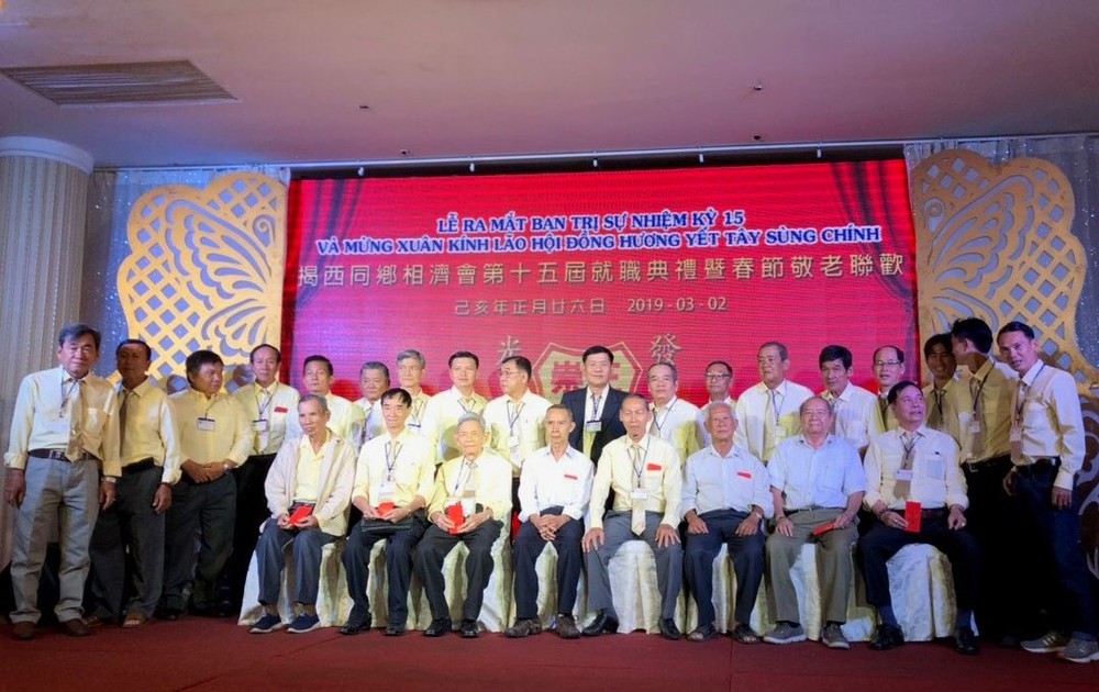 理事會同仁向長者們祝壽。