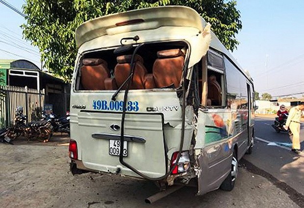 兩客車相撞 乘客虛驚一場 ảnh 1