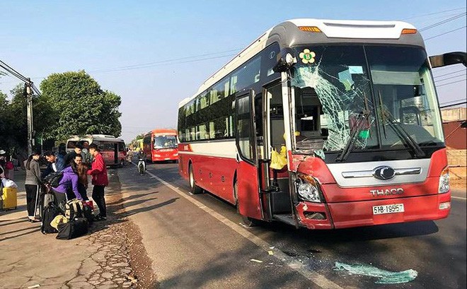 事故現場，“成柚”客車車頭嚴重損壞。（圖源：金英）