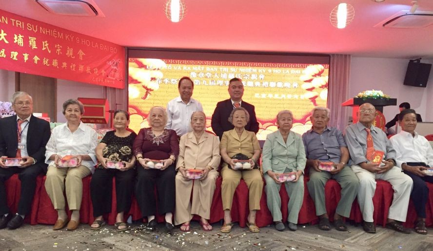 羅志榮理事長(後排右一)向長者贈送禮物。