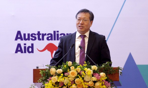 中國駐越大使館經商參贊胡鎖錦在論壇上發言。（圖源：志慧）