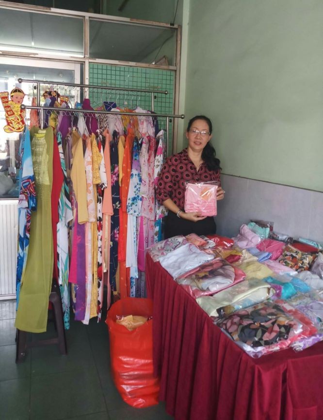 第十一郡婦聯會準備贈送長衫給貧困婦女。