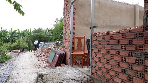 由於檢查和處罰工作還有很多不足之處，所以本市的違章和 沒有許可證的建築情況還複雜多變。