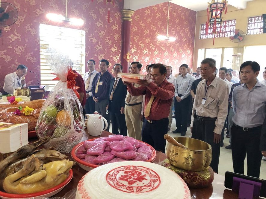 林松耀理事長與全體理監事拜祭祖先。