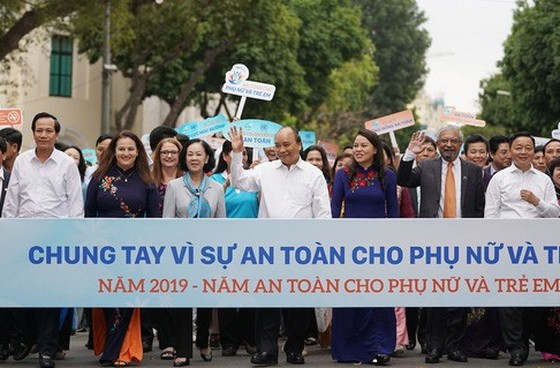 政府總理阮春福（前中）同眾多參與者一起步行響應“婦女與兒童安全年”活動。（圖源：Chinhphu.vn）