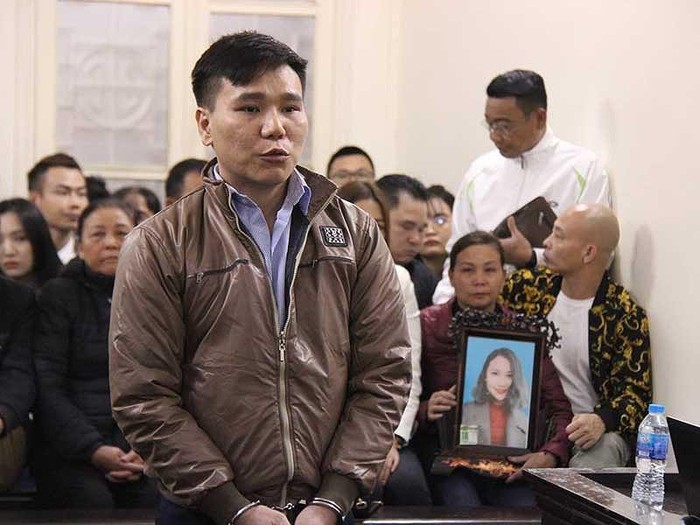 被告人阮越強站在被告席上答審判問案。（圖源：線潘）