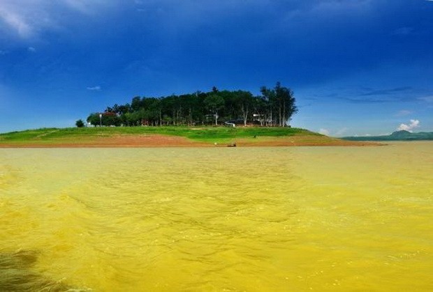 鷹島遠看猶如治安湖中的碧玉。
